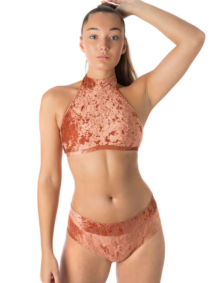 Samt Booty Shorts - Hot Pants in samtiger Textur, ideal für Poledance und intensives Training.
