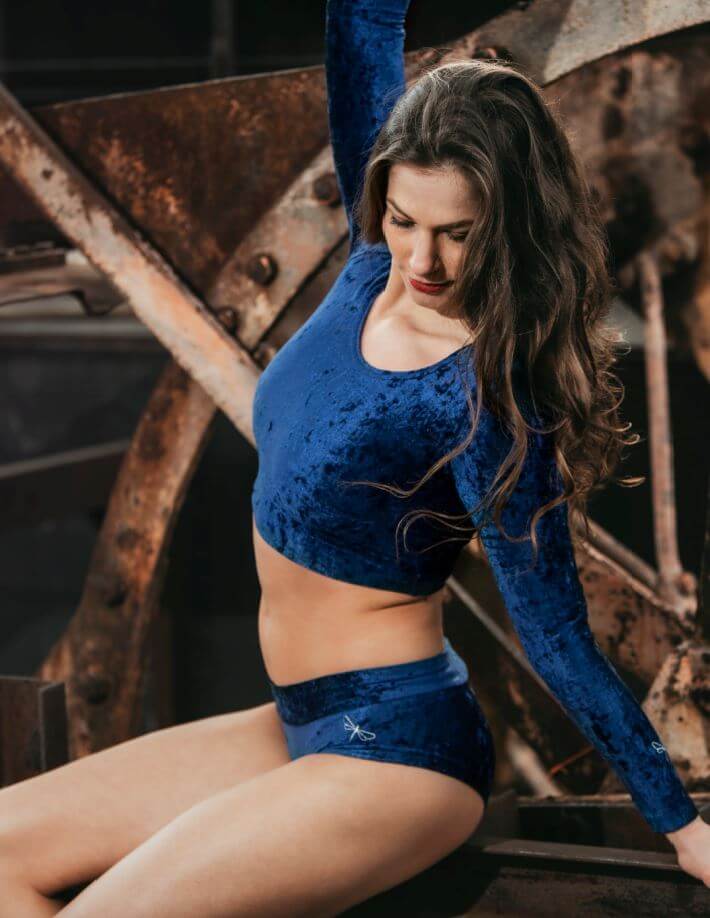 Velvet crop top Pavi | Crop top de sport en velours | Color: red velvet | Gymnastics crop top | Long Sleeve | Dragonfly Clothing and Yoga Wear